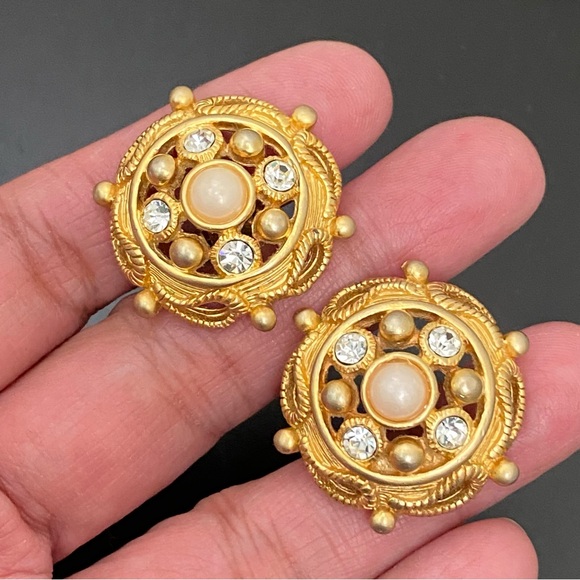 Vintage Unsigned Gold-tone Faux Pearl Rhinestones Dome Clip On Earrings 24g - Picture 4 of 13
